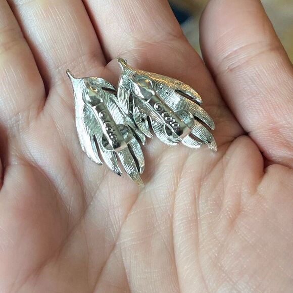 Vintage collectible Coro wing clip on earrings clear and blue sapphire tone gems - Picture 3 of 3